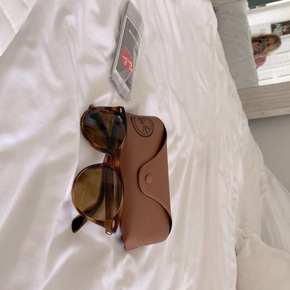 Women’s Ray-Ban sunglasses tortoise color